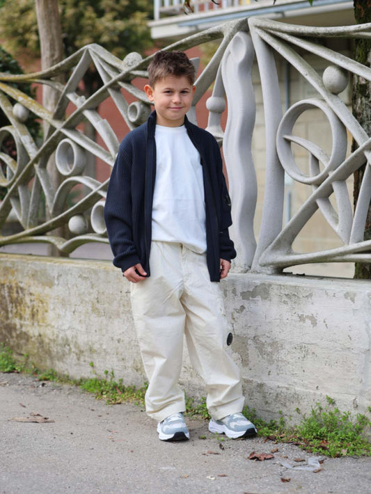 CP Company - Pantaloni sabbia, t-shirt bianca e cardigan a coste inglese blu | Diadora - Scarpa