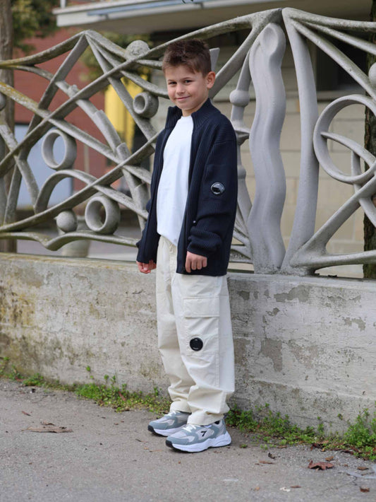 CP Company - Pantaloni sabbia, t-shirt bianca e cardigan a coste inglese blu | Diadora - Scarpa