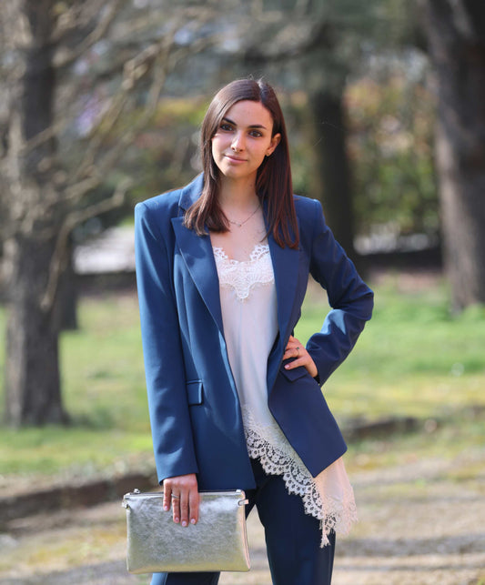 Patrizia Pepe - Tailleur blu con giacca sfiancata e bottone a scomparsa | Gianni Chiarini - Borsa