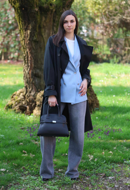 Tagliatore - Giacca azzurra | Dondup - Jeans grigio | Woolrich - T-shirt | Max Mara - Trench | Orciani - Borsa