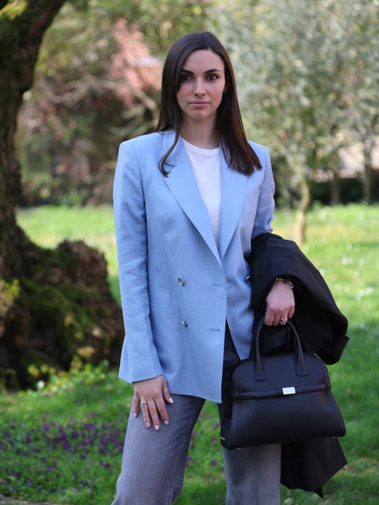 Tagliatore - Giacca azzurra | Dondup - Jeans grigio | Woolrich - T-shirt | Max Mara - Trench | Orciani - Borsa