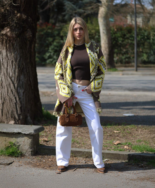 Vicolo - Top smanicato marrone e cardigan | Have One - Jeans bianco | Ovye - Texano marrone | J. Dembar - Borsa