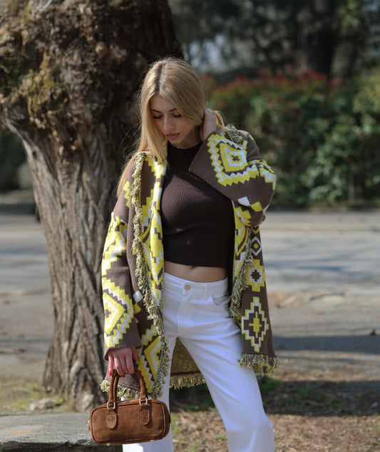 Vicolo - Top smanicato marrone e cardigan | Have One - Jeans bianco | Ovye - Texano marrone | J. Dembar - Borsa