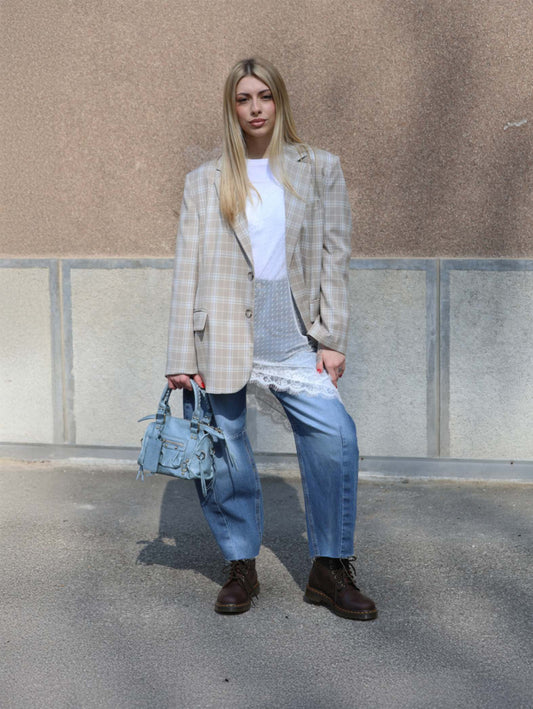 Vicolo - Camicia e giacca | Have One - Jeans, t-shirt, canotta | Dr. Martens - Anfibio | J. Dembar - Borsa