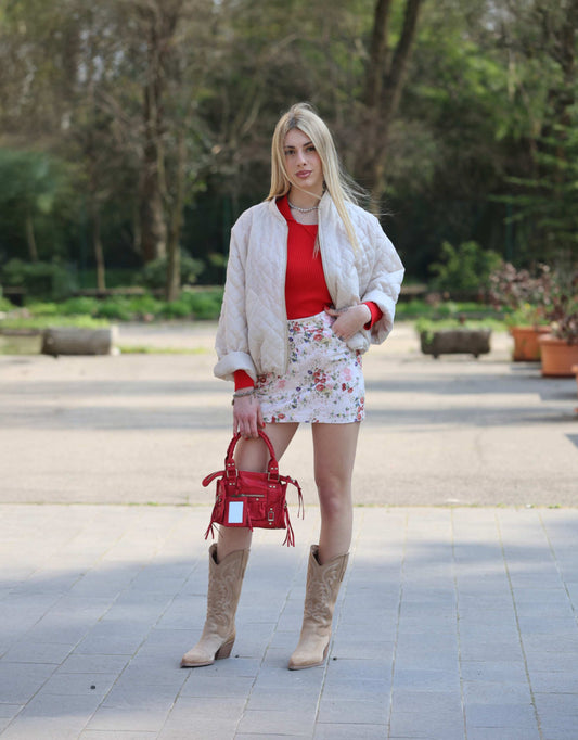 Susy Mix - Giubbotto e minigonna fiori | Vicolo - Maglia tricot rossa | J. Dembar - Borsa | Ovye- Texano
